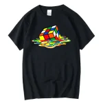 T-shirt preta com design de Cubo de Rubik psicodélico flutuando em uma poça colorida.