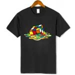 T-shirt preta com design de cubo de Rubik em fusão, cores vivas e efeitos de líquido em movimento, estilo moderno e criativo.