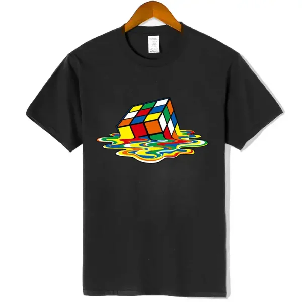 T-shirt preta com design de cubo de Rubik em fusão, cores vivas e efeitos de líquido em movimento, estilo moderno e criativo.