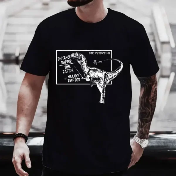 T-shirt preto com ilustração de um dinossauro e notas científicas sobre física e velocidade, perfeito para os amantes de ciência e dinossauros.