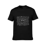 T-shirt preta com ilustração de gato estilizado rodeado de fórmulas científicas e ícones educativos, perfeita para os amantes de ciência e decoração geek.