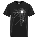 T-shirt preto com design de circuito eletrônico branco, perfeito para os amantes de tecnologia e engenharia.