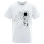 T-shirt branco com design de circuito eletrônico preto, perfeito para os amantes de ciência e engenharia.