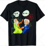 Pingente científico ilustrado com duas personagens caricaturais trocando um símbolo matemático, rodeados de fórmulas e ícones atômicos, representando a ciência e a pesquisa.