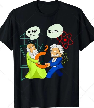 Pingente científico ilustrado com duas personagens caricaturais trocando um símbolo matemático, rodeados de fórmulas e ícones atômicos, representando a ciência e a pesquisa.