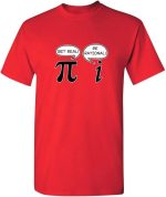 T-shirt vermelha com símbolo pi e letra i, ilustrando a ciência e a racionalidade, perfeita para amantes de matemática e ciências.