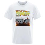 T-shirt "Back to the Past" com personagens em estilo pixel art.