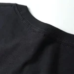 T-shirt preta lisa, tecido macio e confortável, ideal para um estilo casual. Perfeito para todas as ocasiões, fácil de combinar com diferentes roupas.