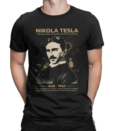 T-shirt preto com retrato de Nikola Tesla, inventor e engenheiro, ilustrando sua contribuição para a ciência e tecnologia.