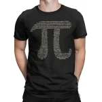 T-shirt preta com um código QR científico composto por números e dados numéricos, ilustrando a fusão entre moda e ciência.