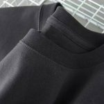 Camisolas de gola redonda pretas em algodão, perfeitas para um visual casual ou científico. Confortáveis e elegantes, ideais para decoração de estilo científico ou para uma roupa descontraída.