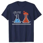 T-shirt humorística com dois frascos de laboratório, um azul e outro vermelho, com uma mensagem divertida "I think you're overreacting".