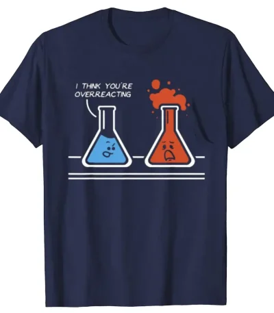 T-shirt humorística com dois frascos de laboratório, um azul e outro vermelho, com uma mensagem divertida "I think you're overreacting".