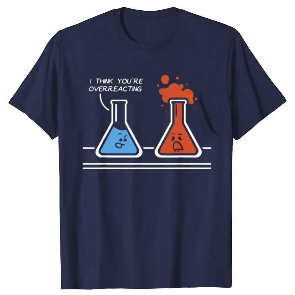 T-shirt humorística com dois frascos de laboratório, um azul e outro vermelho, com uma mensagem divertida "I think you're overreacting".