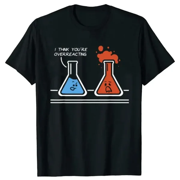 T-shirt preta com dois frascos de laboratório ilustrados, um azul e outro laranja, com uma expressão facial divertida e o texto "I think you're overreacting".