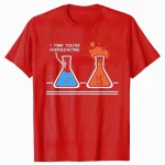 T-shirt com ilustração de dois frascos de laboratório, um azul e outro laranja, com uma frase humorística "Eu acho que você está exagerando" no topo.