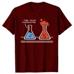 T-shirt vermelha com ilustração de dois frascos de laboratório, um triste e outro em sobreaquecimento, com o texto "I think you're overreacting".
