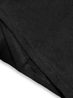 Tecido preto de alta qualidade, ideal para confecção de roupas ou acessórios, com um acabamento cuidadoso e uma textura suave. Perfeito para projetos de costura ou decoração interior.