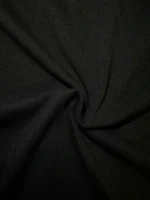 Tecido preto em algodão stretch, ideal para confecção de roupas, acessórios ou decoração interior, oferecendo conforto e elasticidade. Perfeito para criações personalizadas ou projetos DIY.