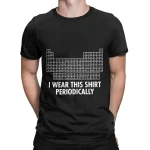 T-shirt preta com uma tabela periódica dos elementos e a frase "Je porte ce t-shirt périodiquement" em branco.