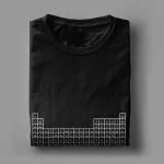 T-shirt preta com impressão da tabela periódica dos elementos químicos, ideal para os amantes de ciência e química, perfeita para uma decoração geek ou um presente original.