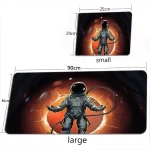 Roupa de astronauta em decoração de parede para um ambiente espacial e futurista. Perfeito para os amantes do espaço e da ficção científica, esta decoração trará um toque de aventura ao seu interior.