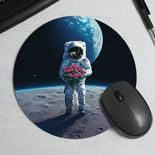 Ilustração de um astronauta segurando um ramo de flores na superfície lunar com a Terra ao fundo, simbolizando a paz e a exploração espacial.