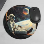 Roupa de astronauta sobre um tapete representando o espaço com computador e rato, criando uma atmosfera científica e futurista.