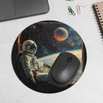 Tapete de rato com padrão espacial com astronauta e planetas, ideal para os amantes de ciência e astronomia.