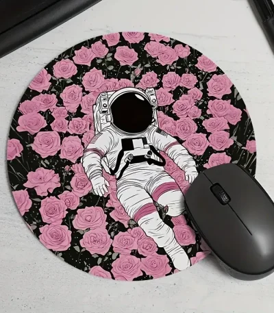 Roupa de astronauta ilustrada colocada sobre um tapete redondo com padrão de rosas rosas e pretas, com um rato de computador preto ao lado.