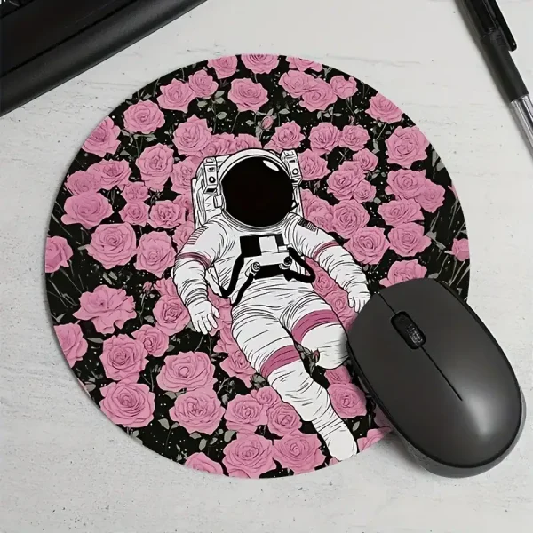 Roupa de astronauta ilustrada colocada sobre um tapete redondo com padrão de rosas rosas e pretas, com um rato de computador preto ao lado.