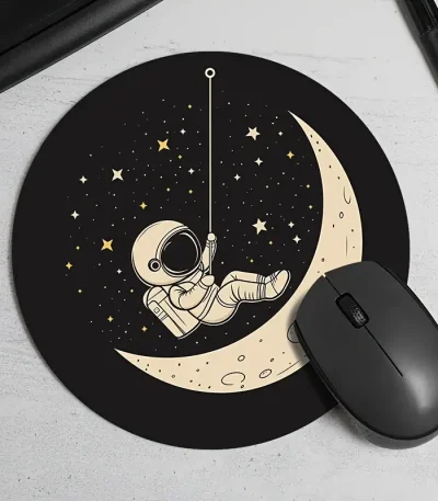 Tapete mural decorativo representando um astronauta flutuando ao redor da lua e estrelas, ideal para uma decoração científica ou espacial.