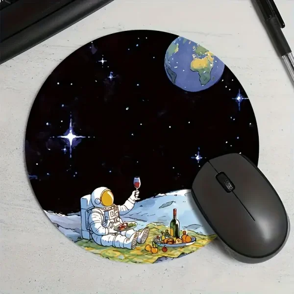 Painel de rato ilustrado com um astronauta degustando um copo de vinho na Lua, com a Terra ao fundo no espaço.
