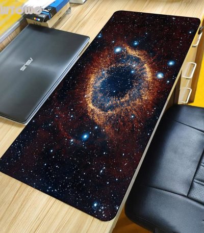 Tapete de mesa com padrão de galáxia, representando uma imagem do universo com estrelas e uma nebulosa, ideal para decoração científica ou espaço.