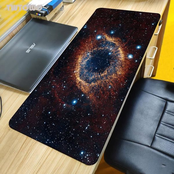 Tapete de mesa com padrão de galáxia, representando uma imagem do universo com estrelas e uma nebulosa, ideal para decoração científica ou espaço.