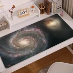 Painel de mesa com impressão de galáxia, representando uma espiral do universo com estrelas e nebulosas.