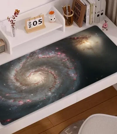 Painel de mesa com impressão de galáxia, representando uma espiral do universo com estrelas e nebulosas.