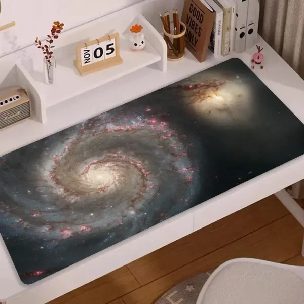 Painel de mesa com impressão de galáxia, representando uma espiral do universo com estrelas e nebulosas.