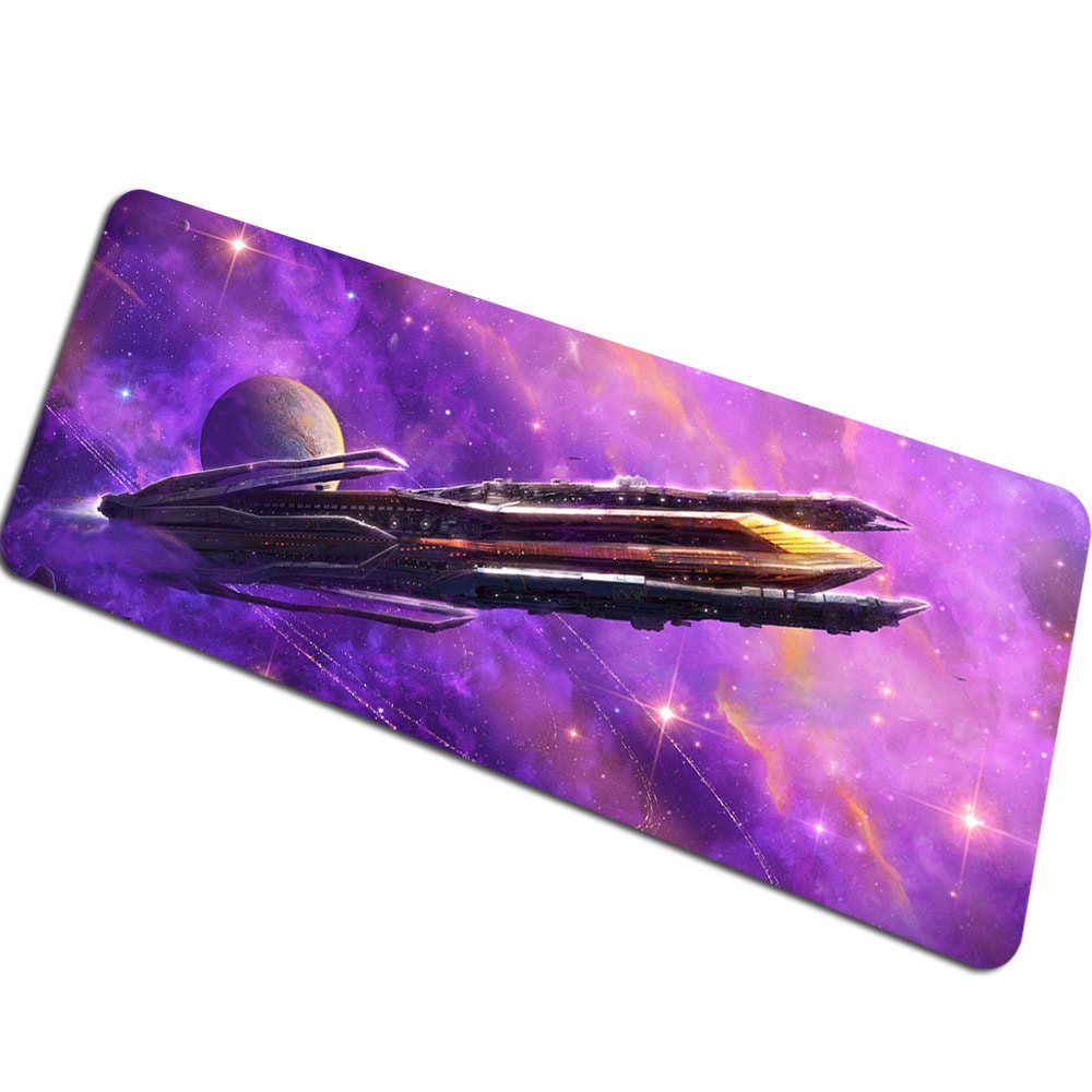 tapete-de-rato-exploracao-galactica-1 Ilustração de uma nave espacial futurista navegando em um universo colorido com estrelas e um planeta ao fundo.