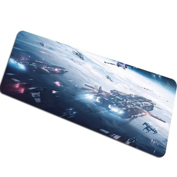 Nave espacial futurista em voo no espaço com luzes brilhantes e um fundo estrelado, ilustrando a ficção científica e a exploração espacial.