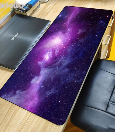 Tapete de mesa com padrão de galáxia estrelada, ideal para decoração de escritório ou espaço de trabalho, trazendo um toque cósmico e inspirador.