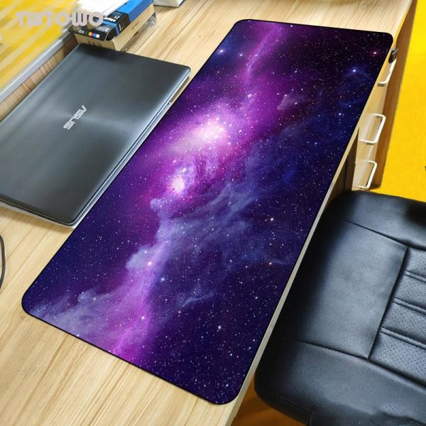 Tapete de mesa com padrão de galáxia estrelada, ideal para decoração de escritório ou espaço de trabalho, trazendo um toque cósmico e inspirador.