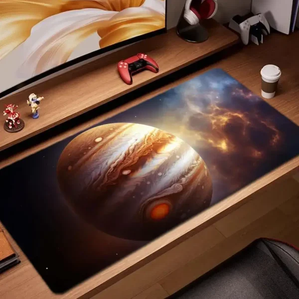 Tapete de escritório com imagem de Júpiter e do espaço, perfeito para os amantes de astronomia e ciência. Adicione um toque cósmico ao seu espaço de trabalho ou de jogo com este tapete único.