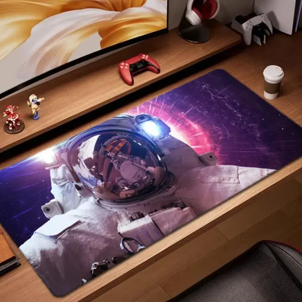 Painel de escritório com mouse pad representando um astronauta no espaço, cercado por figuras e objetos relacionados à ciência e tecnologia.