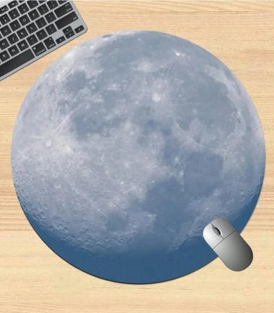 Tapete de rato em forma de lua com imagem realista da superfície lunar, ideal para os amantes de astronomia e decoração científica.