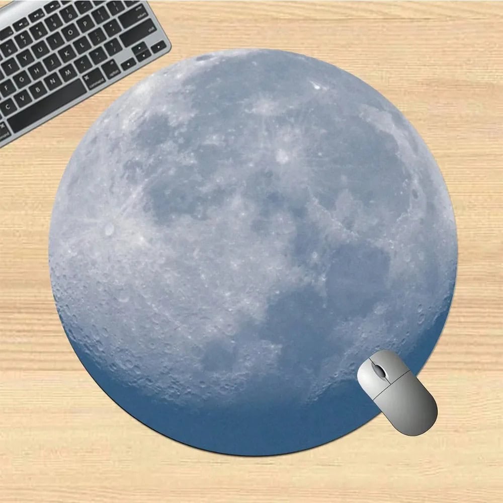 tapete-de-rato-lua-1 Tapete de rato em forma de lua com imagem realista da superfície lunar, ideal para os amantes de astronomia e decoração científica.
