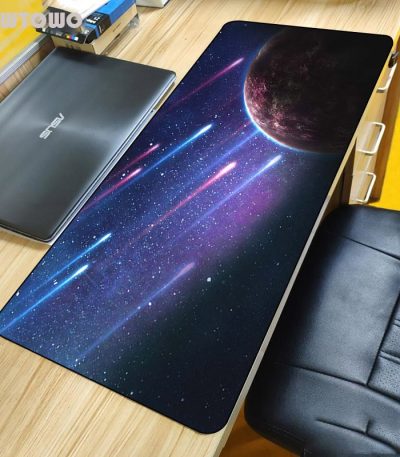 Tapete de mesa com padrão espacial, planetas e estrelas.