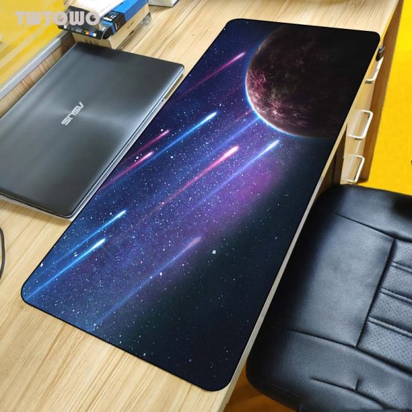 Tapete de mesa com padrão espacial, planetas e estrelas.
