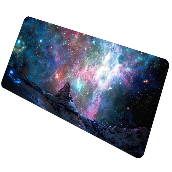 Tapete de mesa com padrão de céu estrelado e galáxia, ideal para decoração científica e espacial.