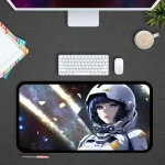 Mulher em traje espacial futurista com capacete, ilustrada em estilo digital, em uma tela de tablet colocada em uma mesa moderna.